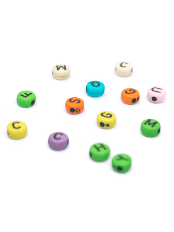 400 Cuentas de Acrílico de Colores con Letras Negras Para Pulseras y Bisutería 🔤🌈✨