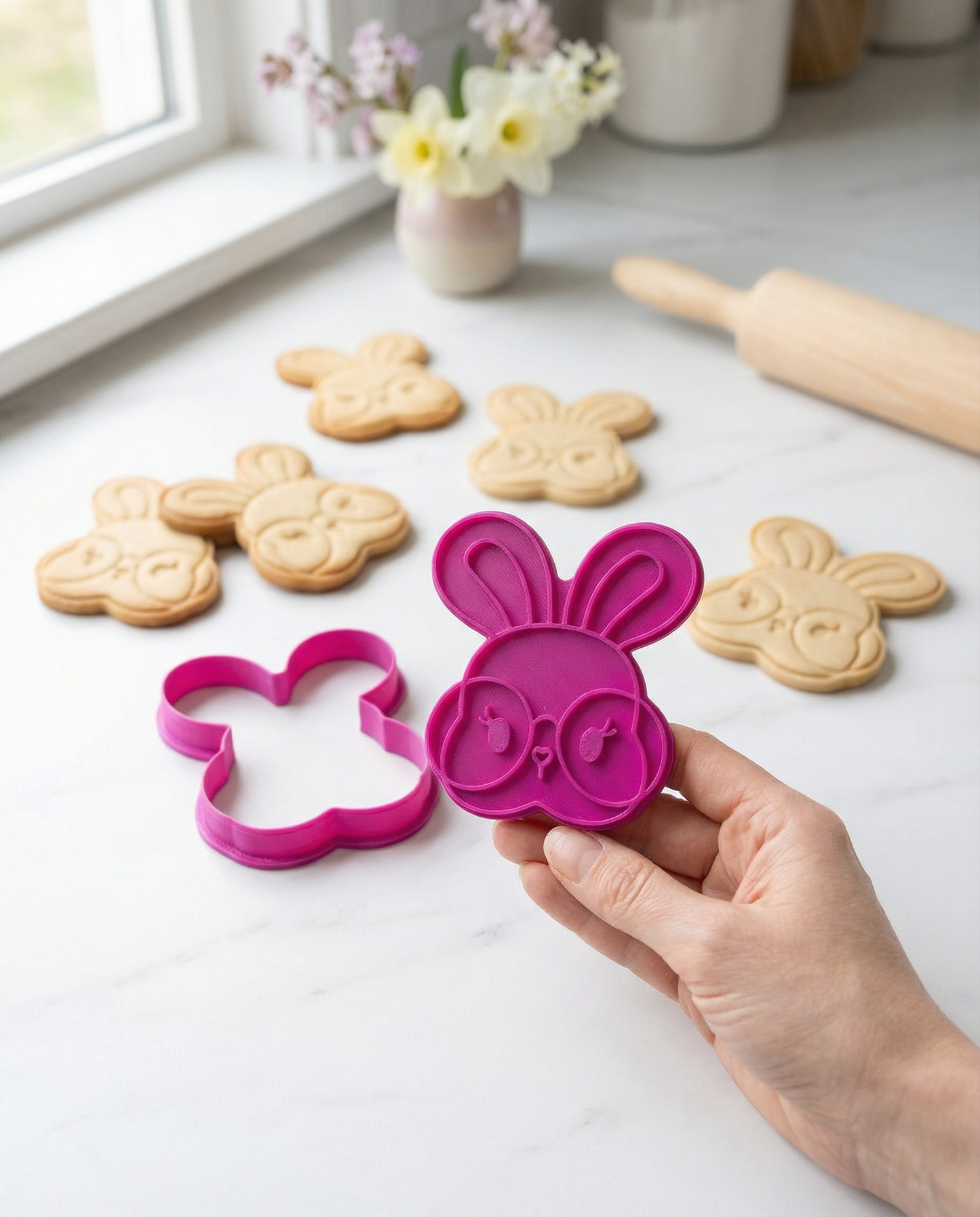 Cortador y marcador para galletas - Conejo con lentes, color magenta 🐰🍪🥚