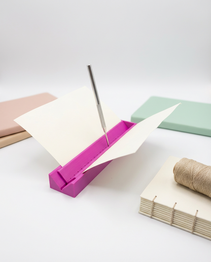 Cuna de perforación para encuadernación con regla y punzón metálico (Magenta) 📏🪡📚