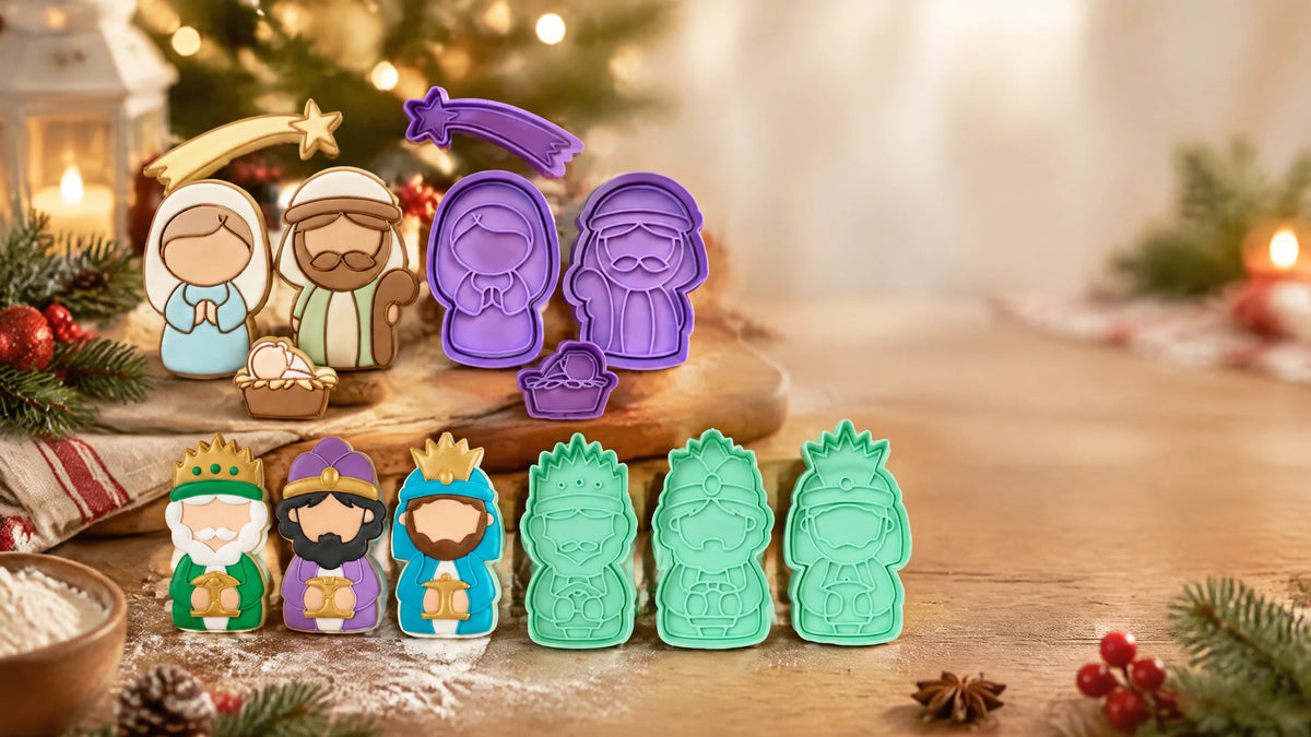 Banner morado y menta con cortadores de galletas del Nacimiento y Reyes Magos, plantilla y galletas decoradas.